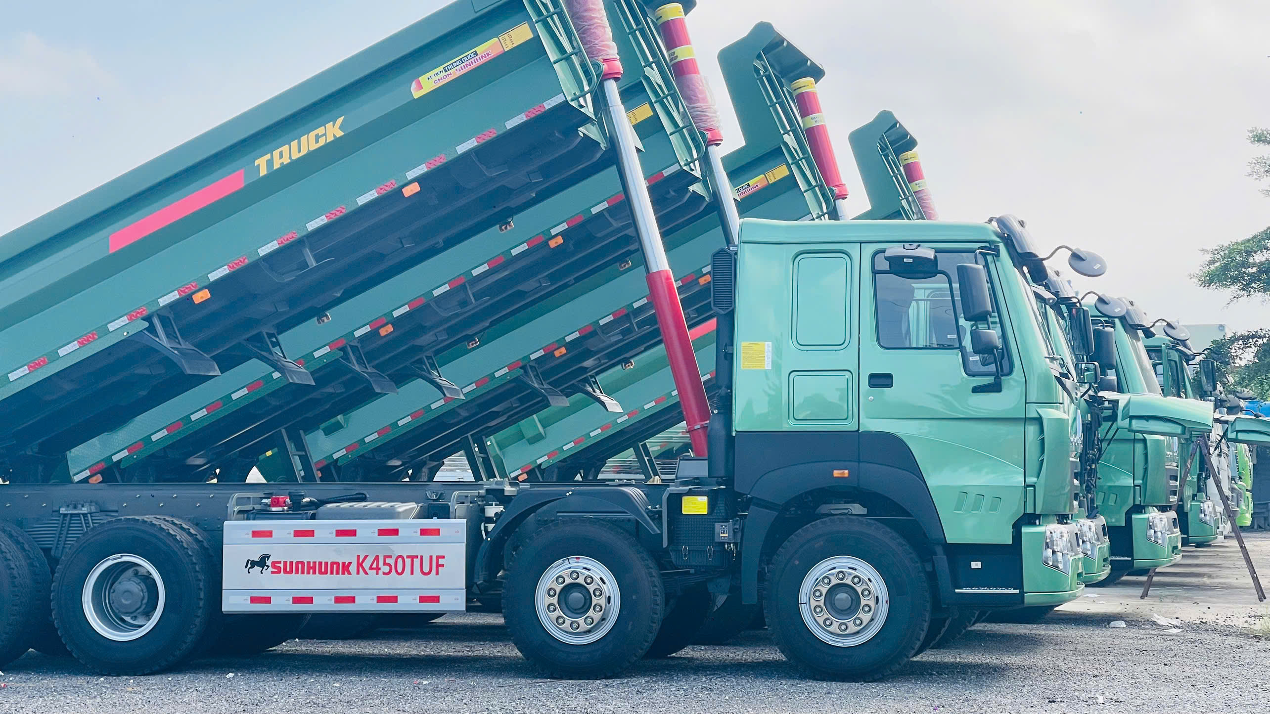 Xe ben Howo tải trọng 17.7 tấn - Động cơ WD615.47 371HP - Thùng 15m³