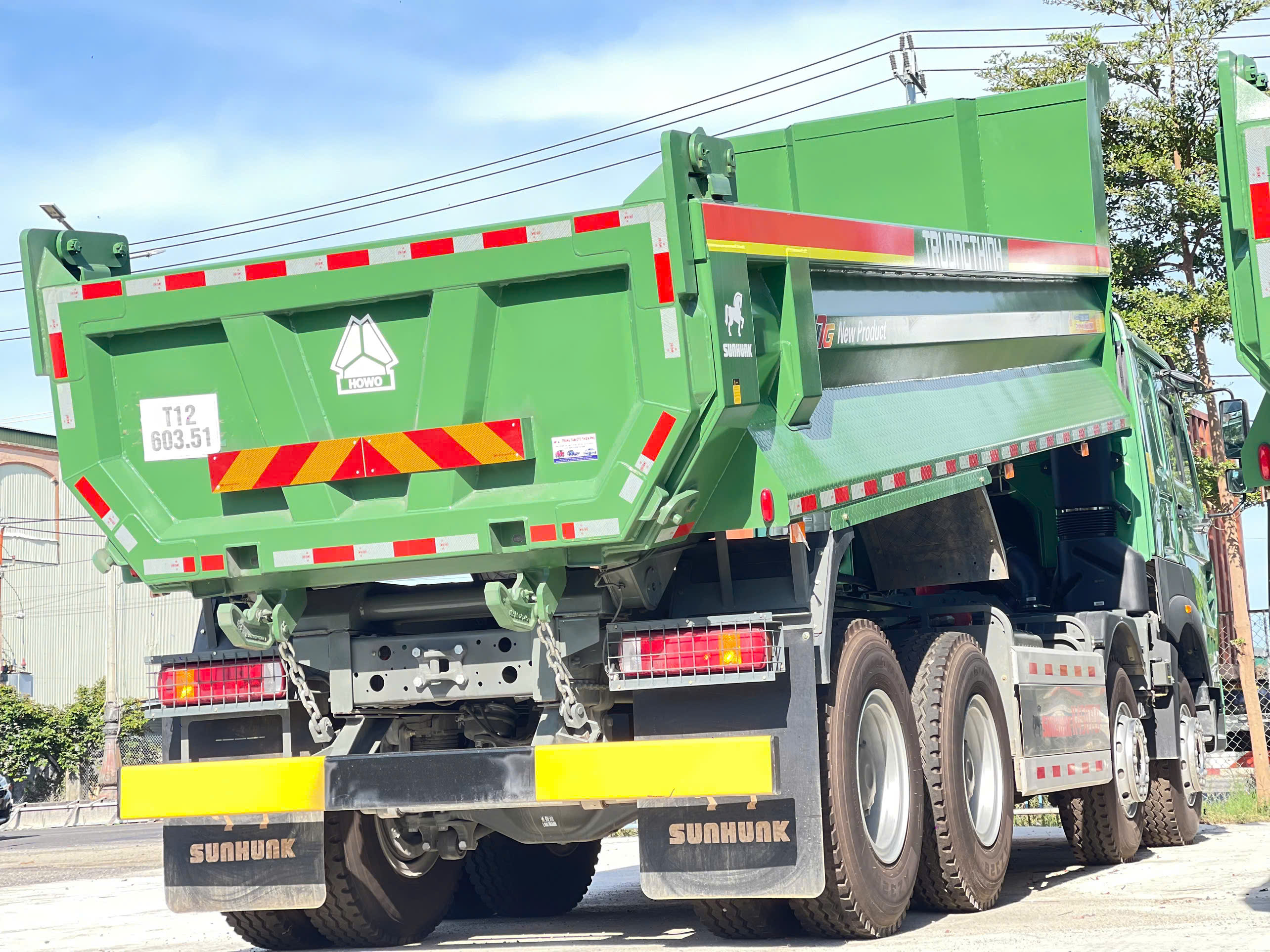 Xe ben Howo tải trọng 17.7 tấn - Động cơ WD615.47 371HP - Thùng 15m³